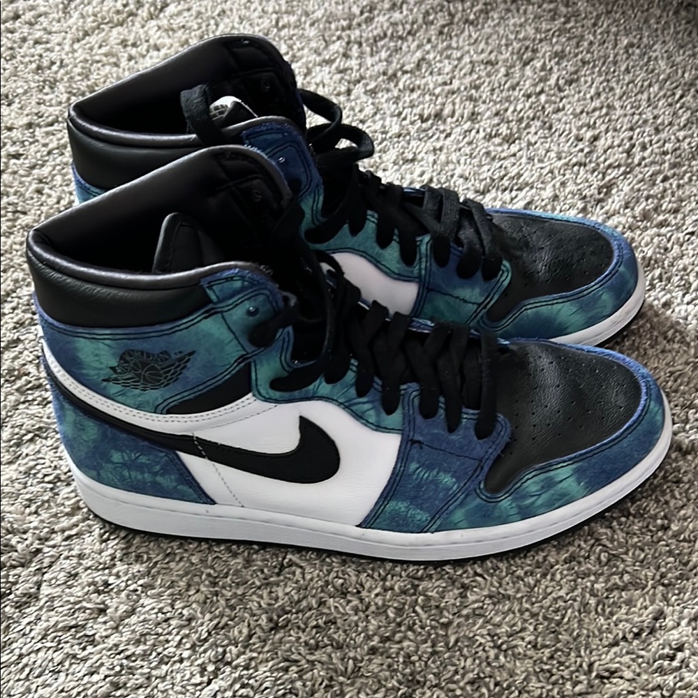 Nike Women's Blue and Black High-Top Sneakers